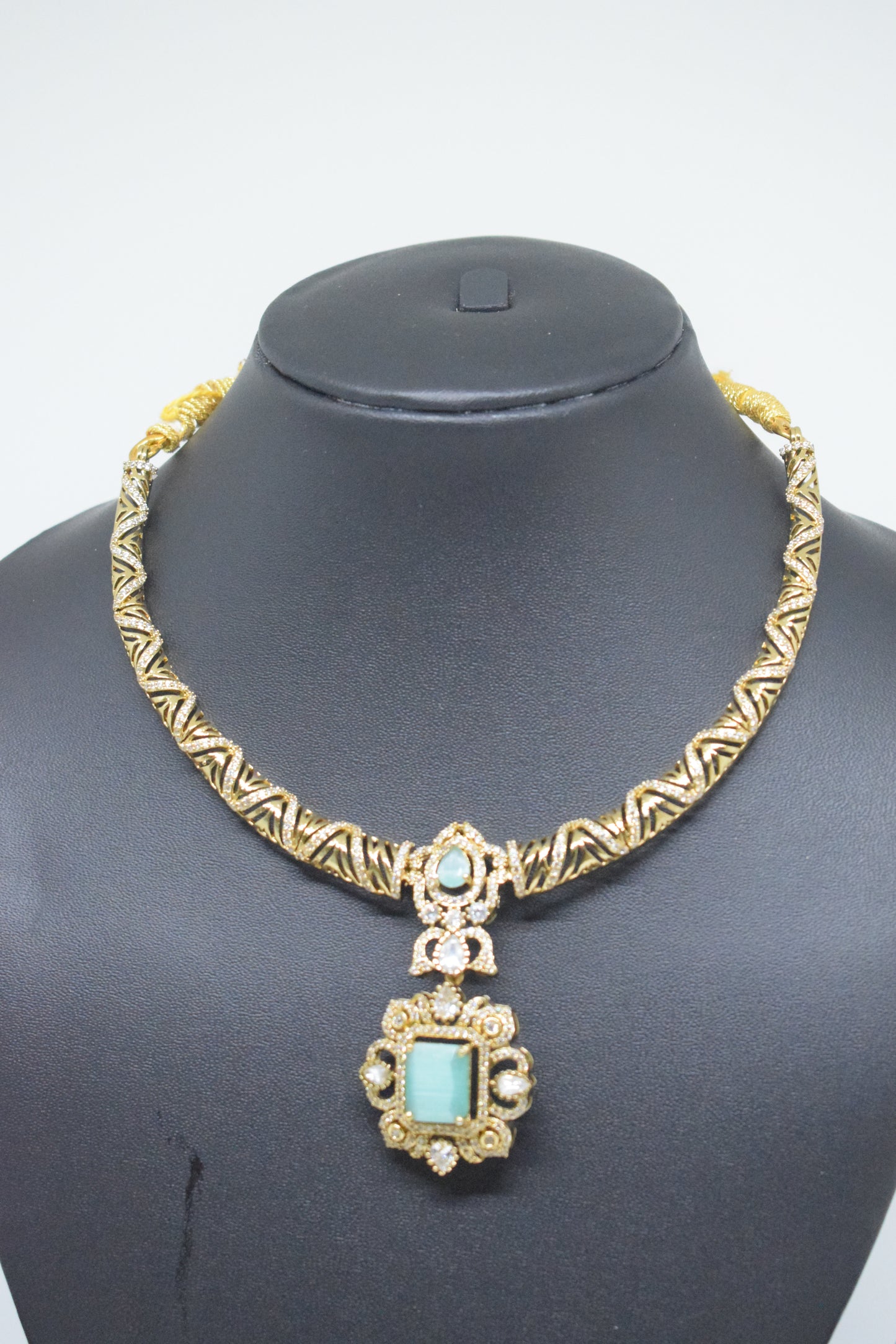 Hasli Model Necklace Set