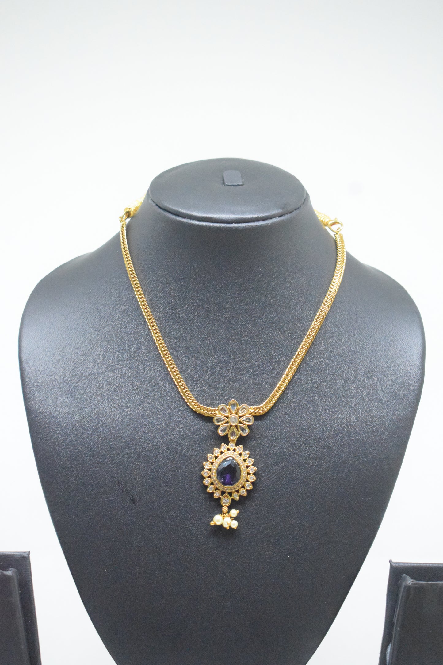 Simple chain with locket