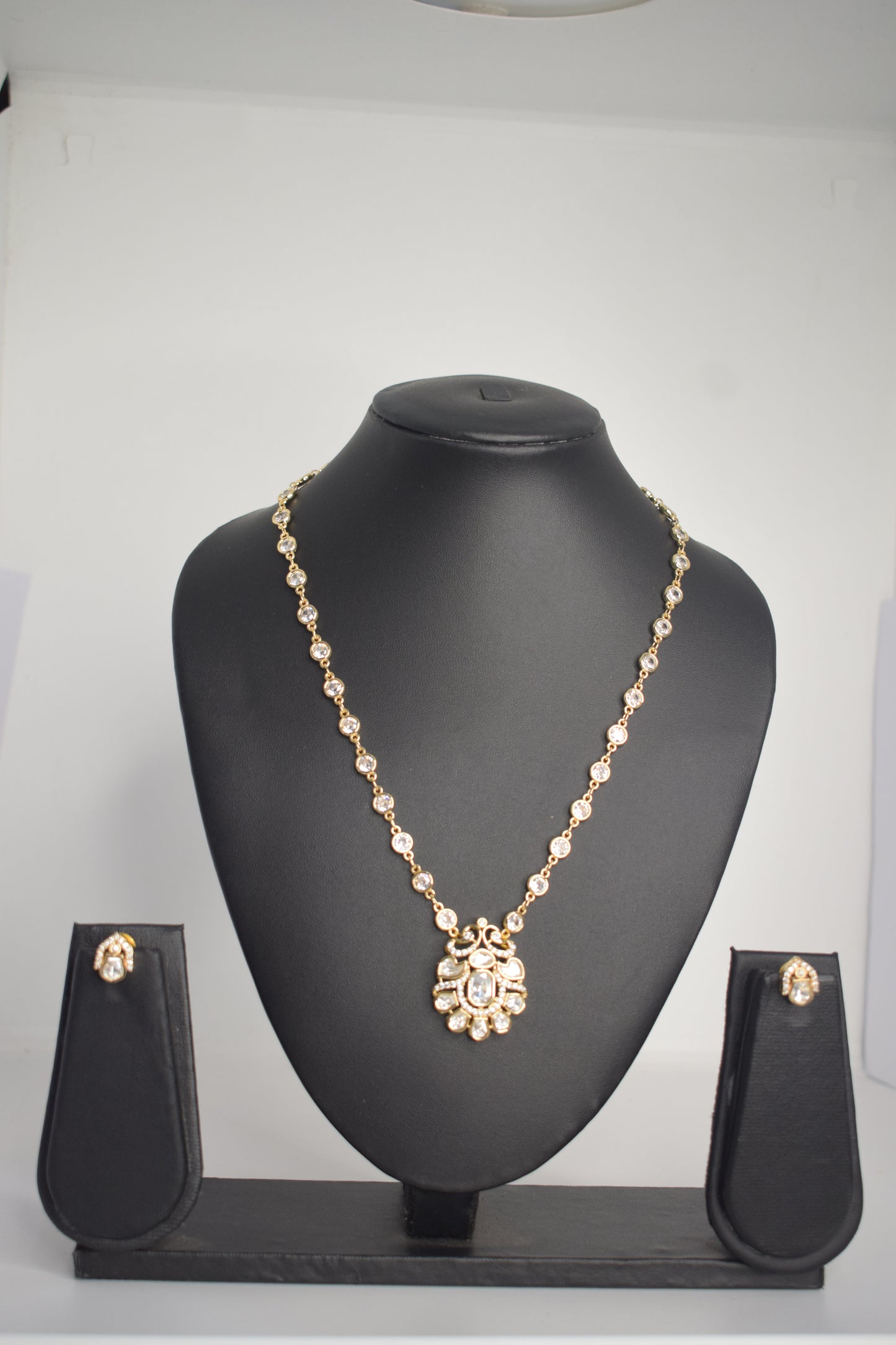 trendy white stones necklace
