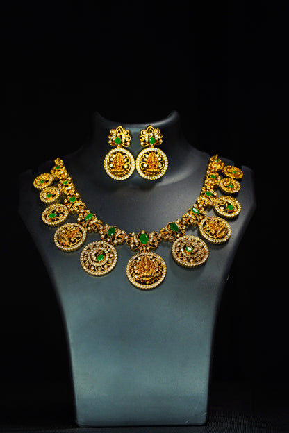 Green short Bottu necklace