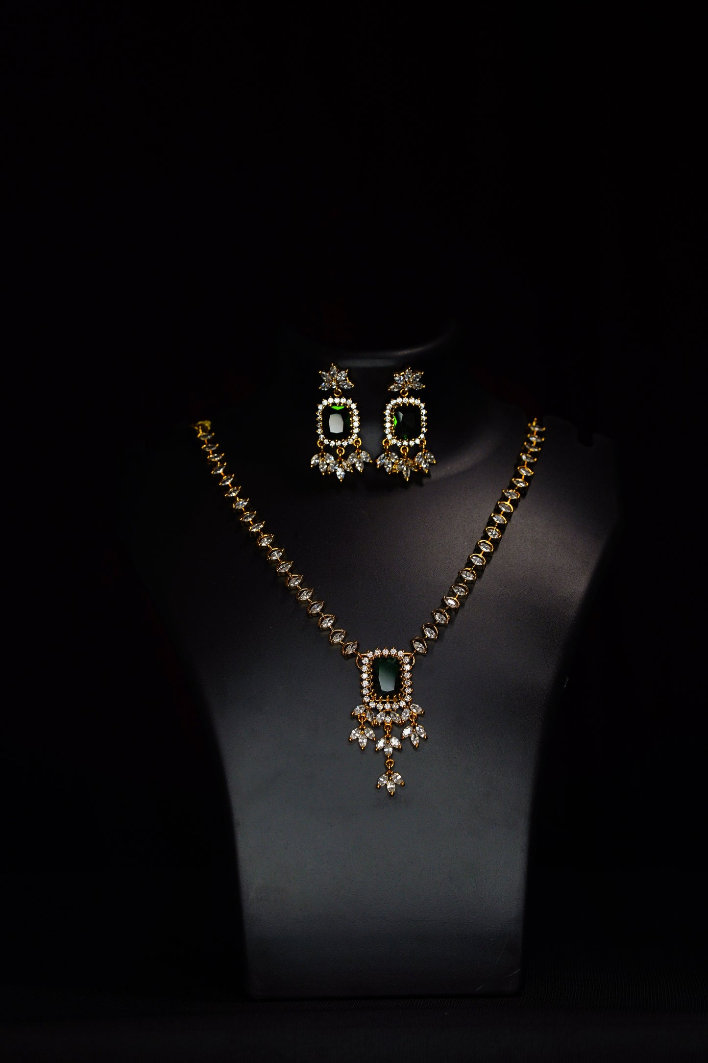 White green stones necklace