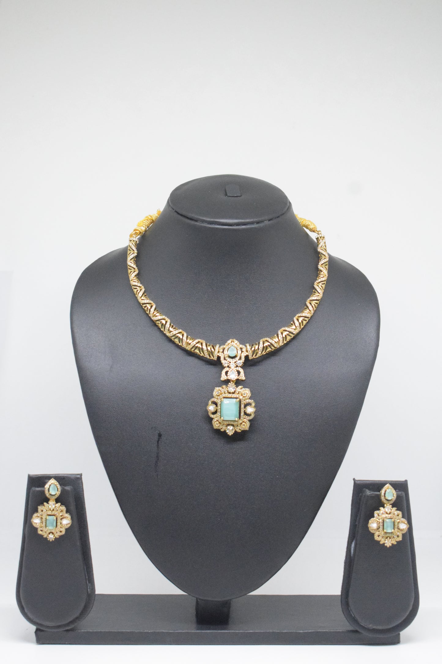 Hasli Model Necklace Set