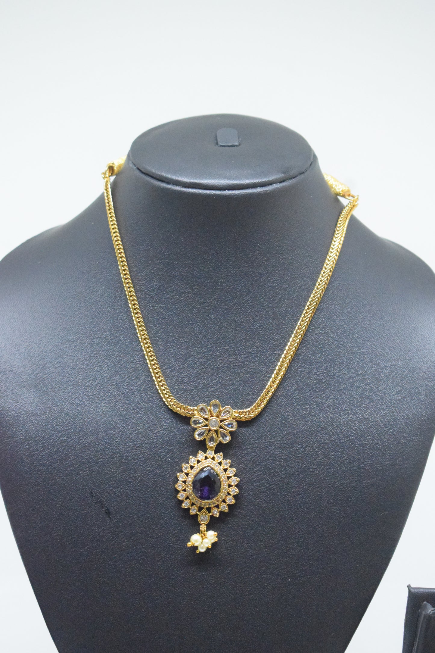 Simple chain with locket