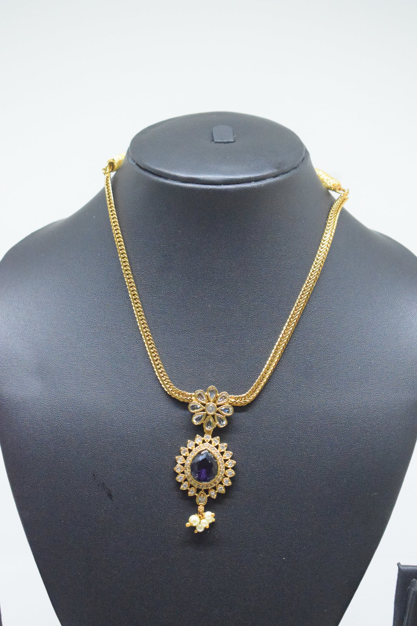 Simple chain with locket