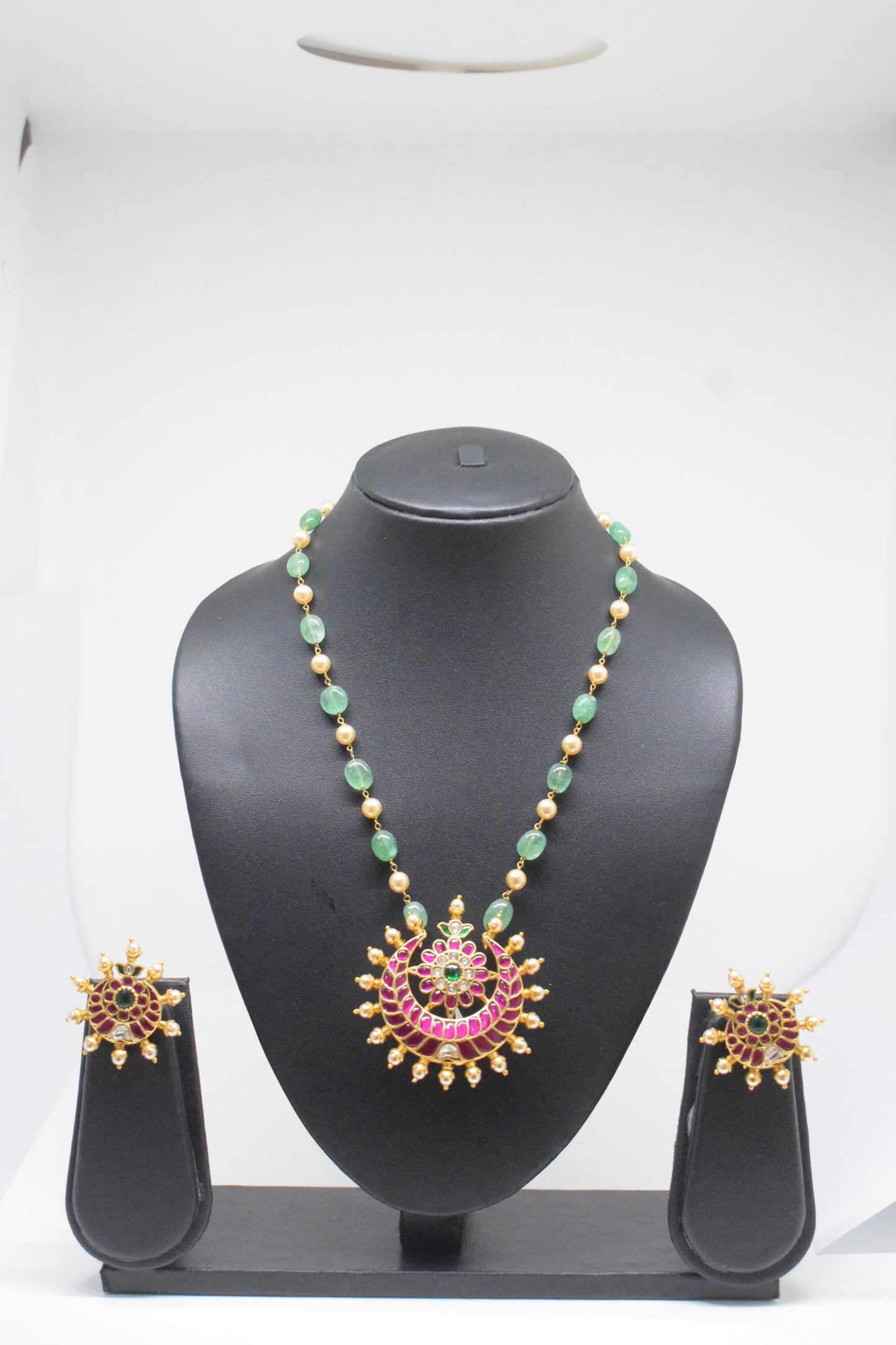 Beads chain with locket