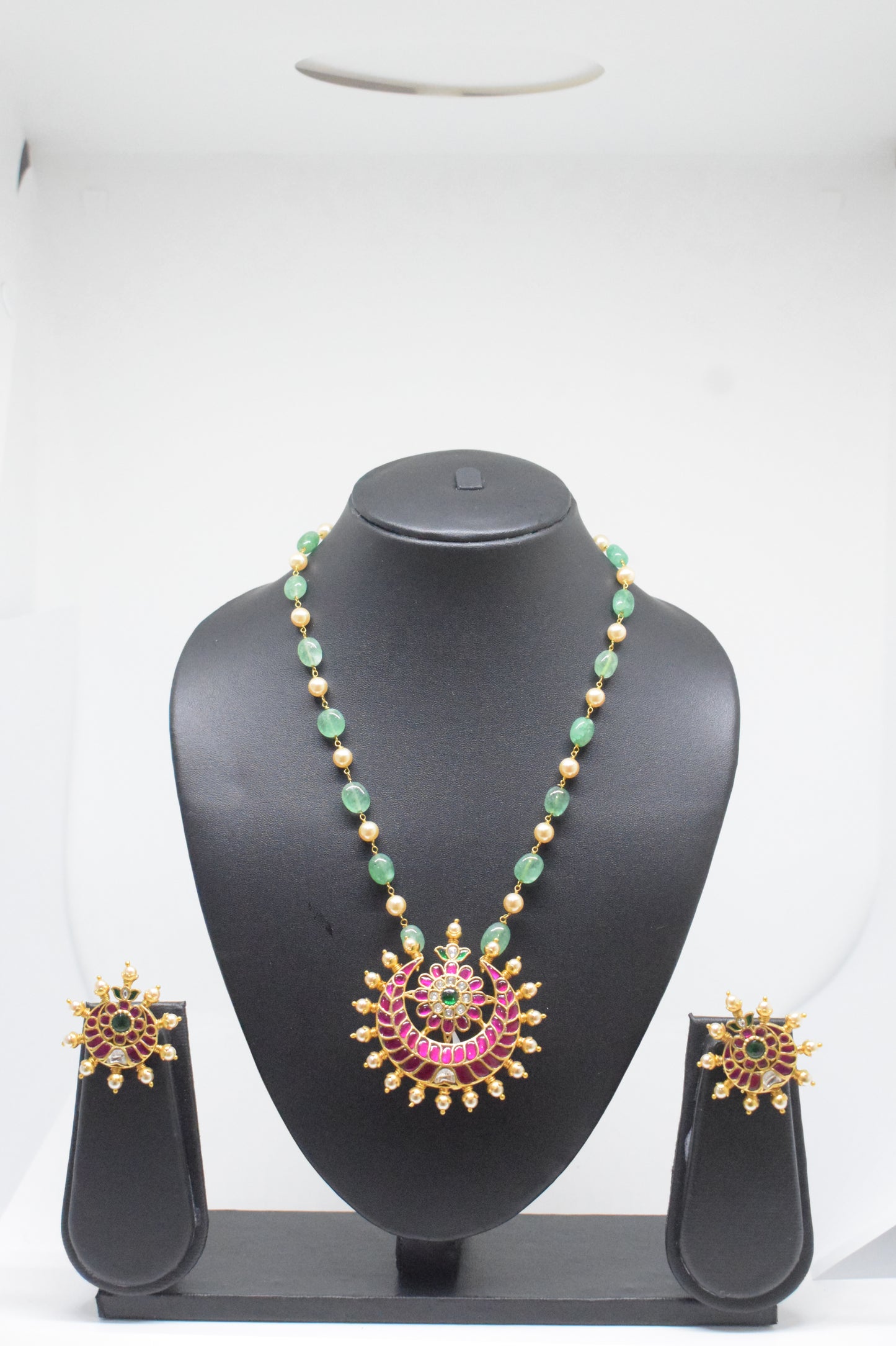 Beads chain with locket