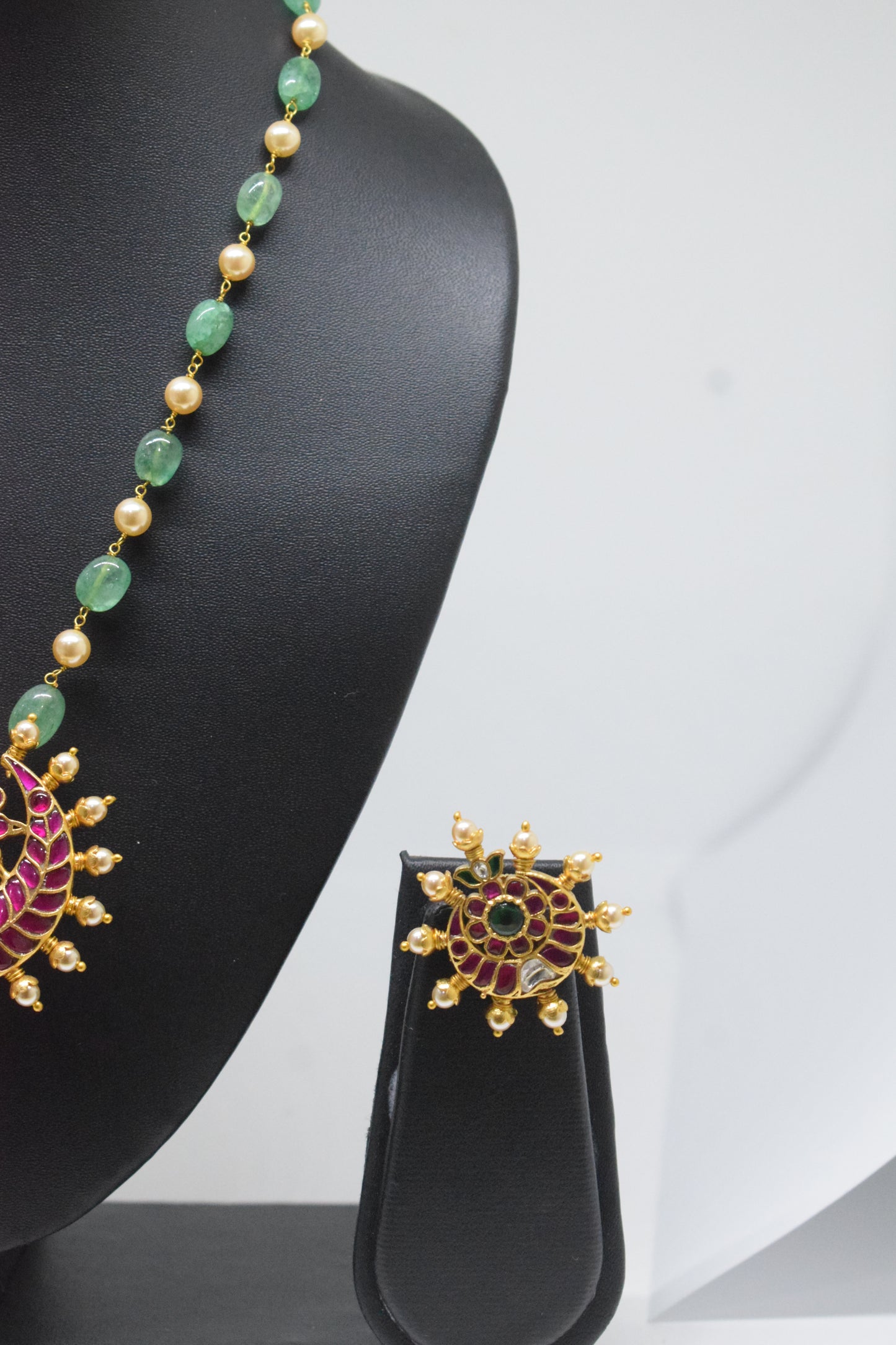 Beads chain with locket