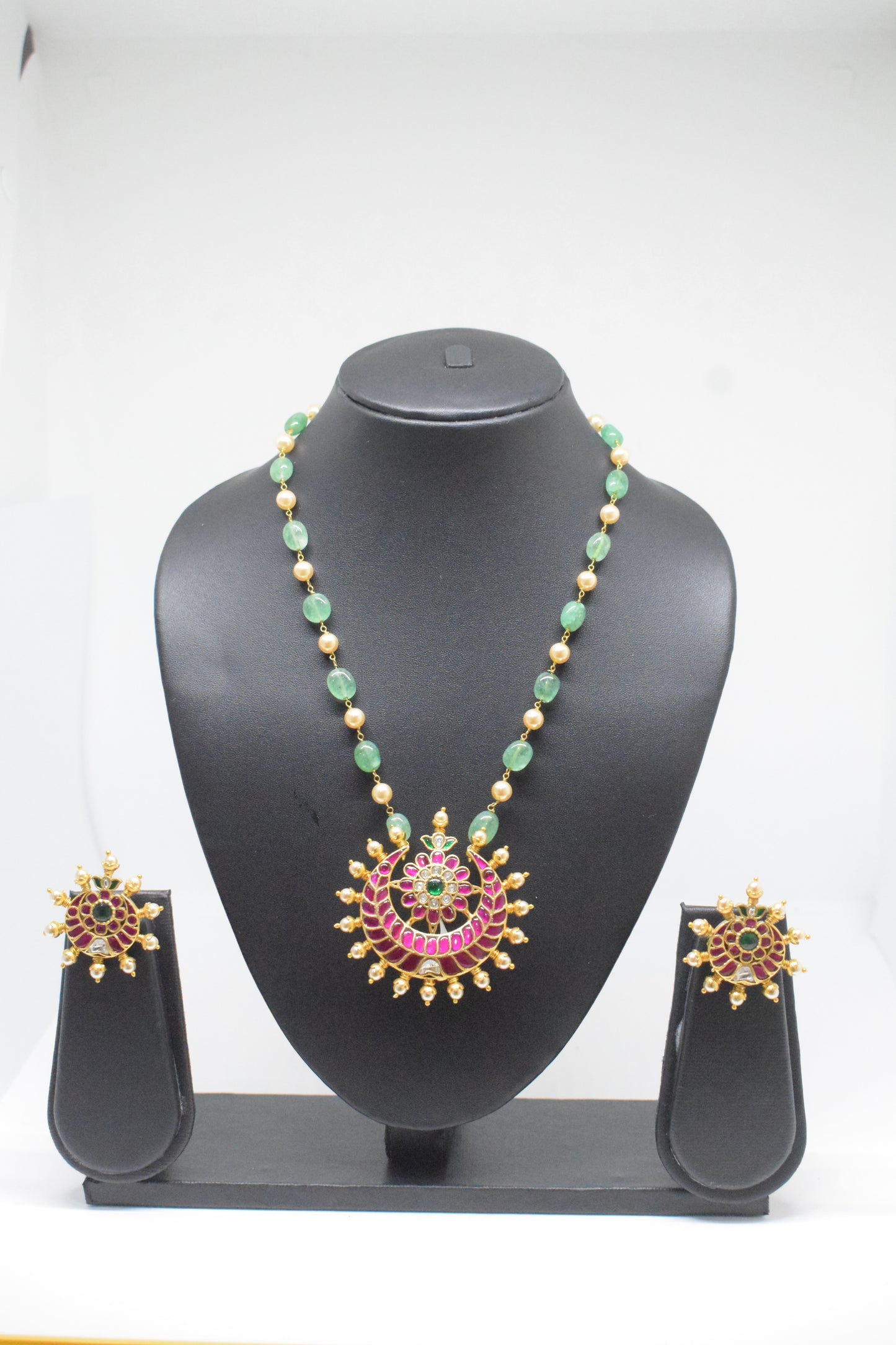 Beads chain with locket