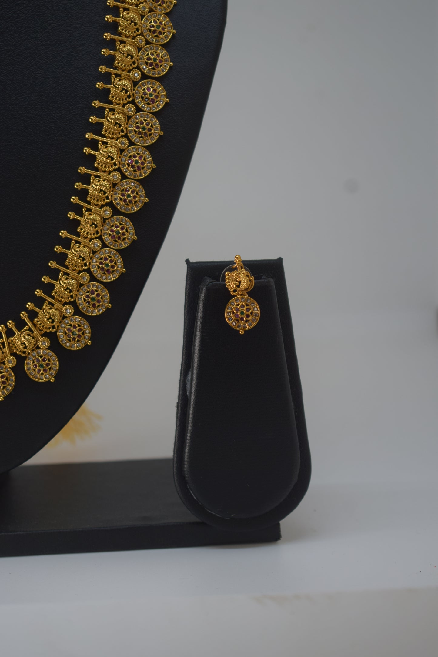 Short Bottu maala with stones