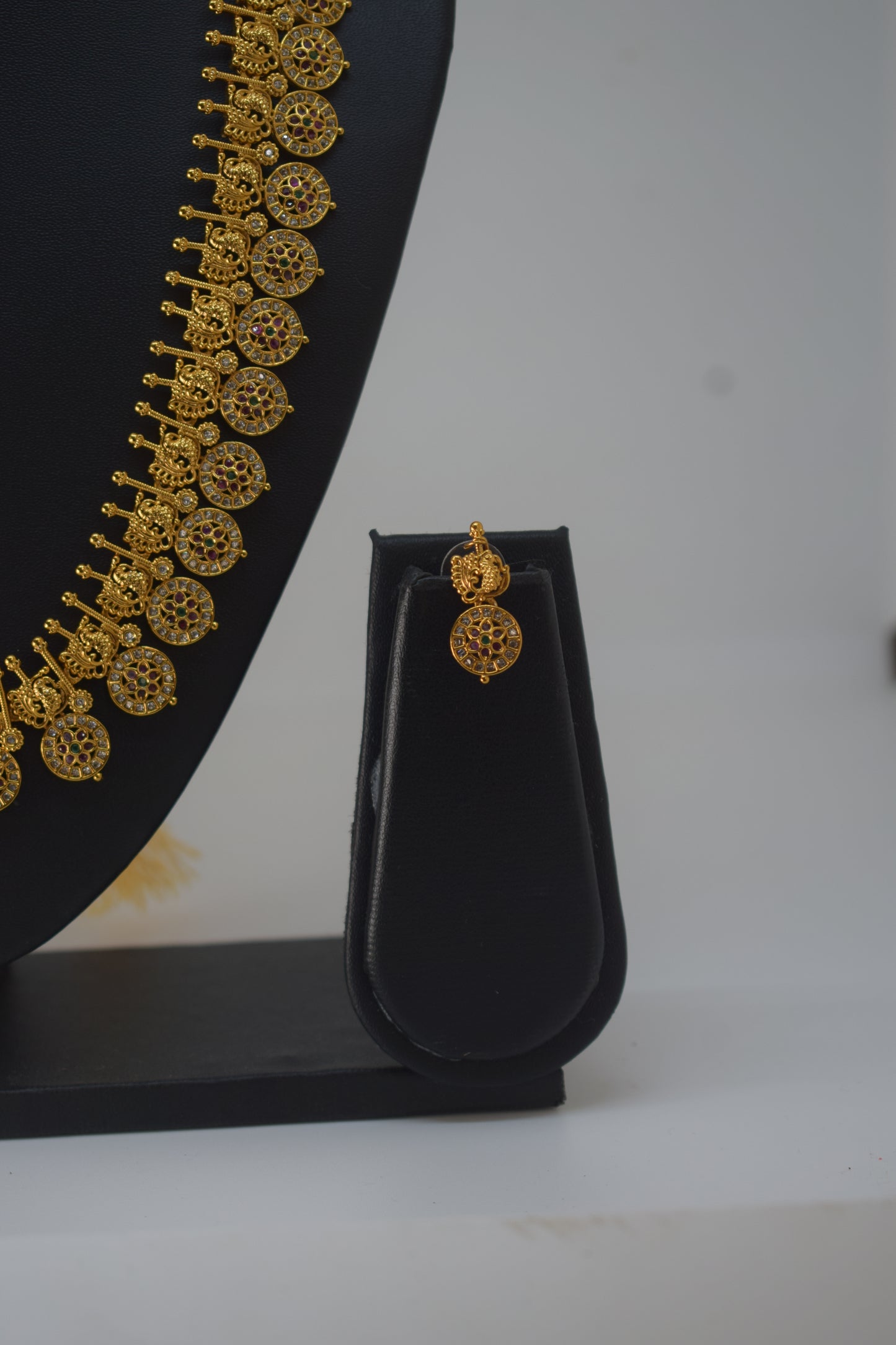 Short Bottu maala with stones