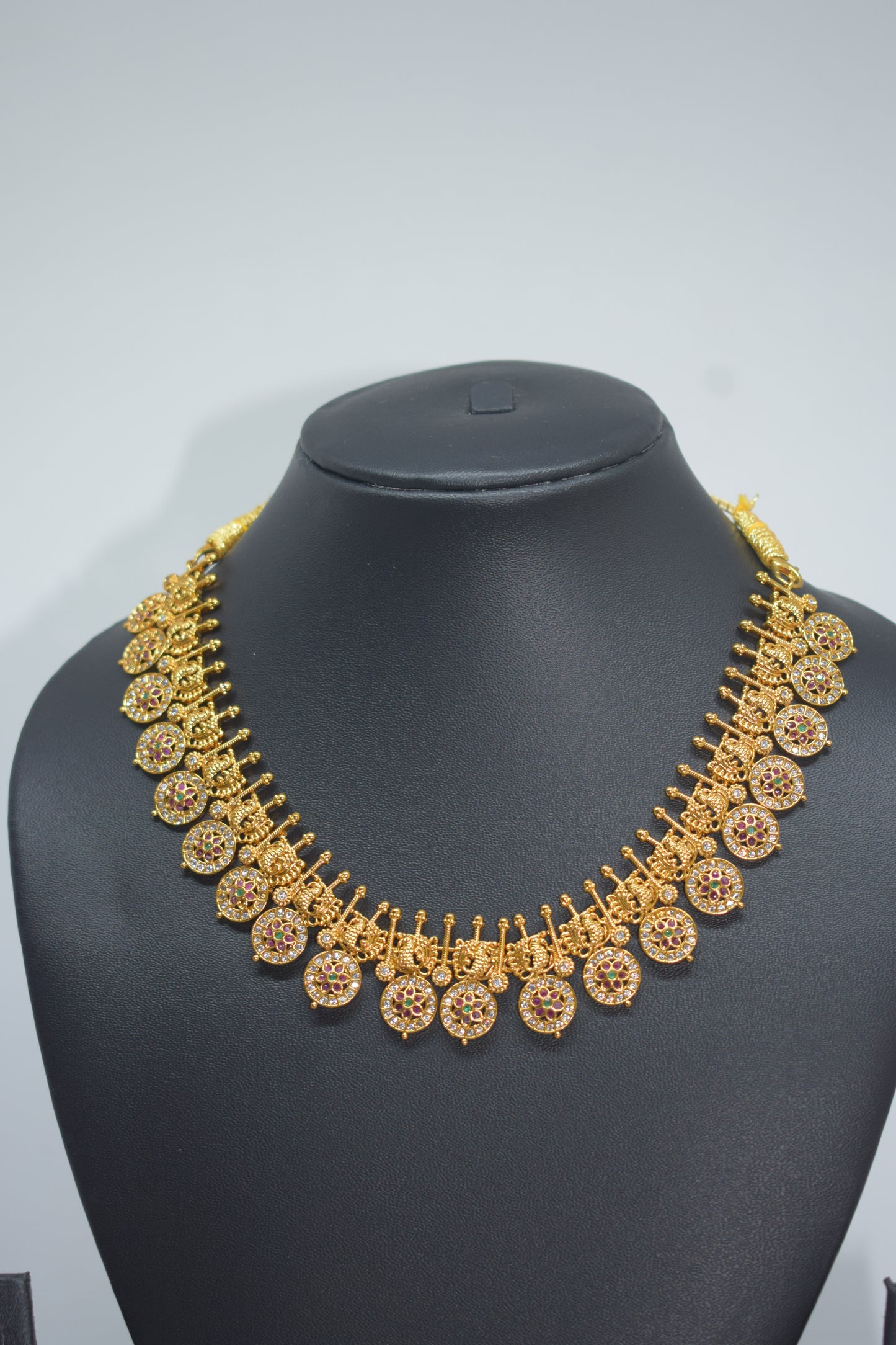 Short Bottu maala with stones