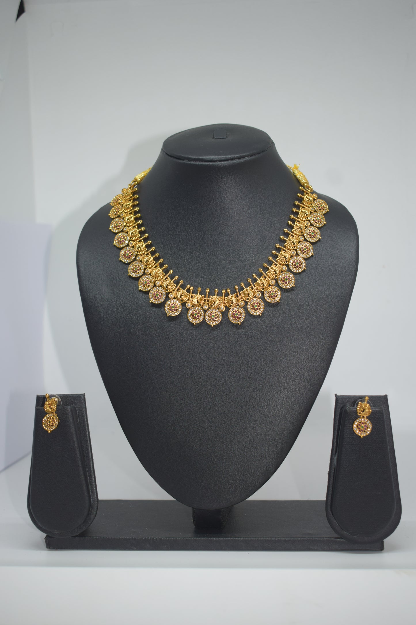 Short Bottu maala with stones