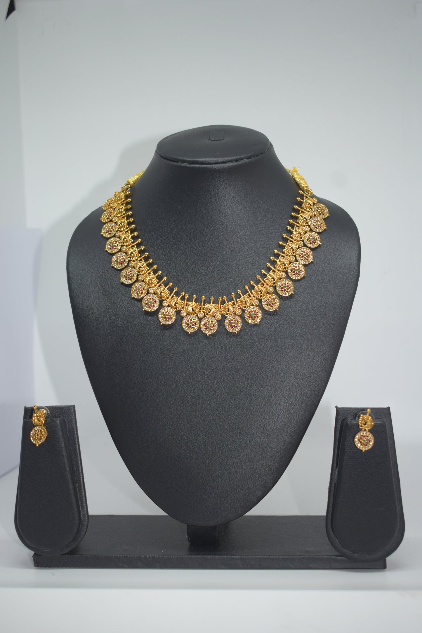 Short Bottu maala with stones