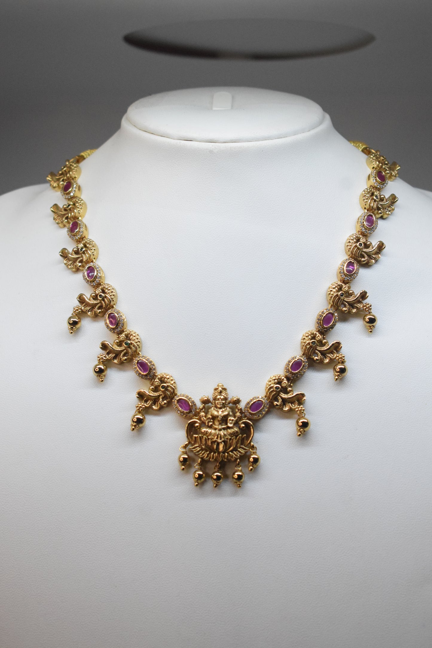 Short necklace with earrings