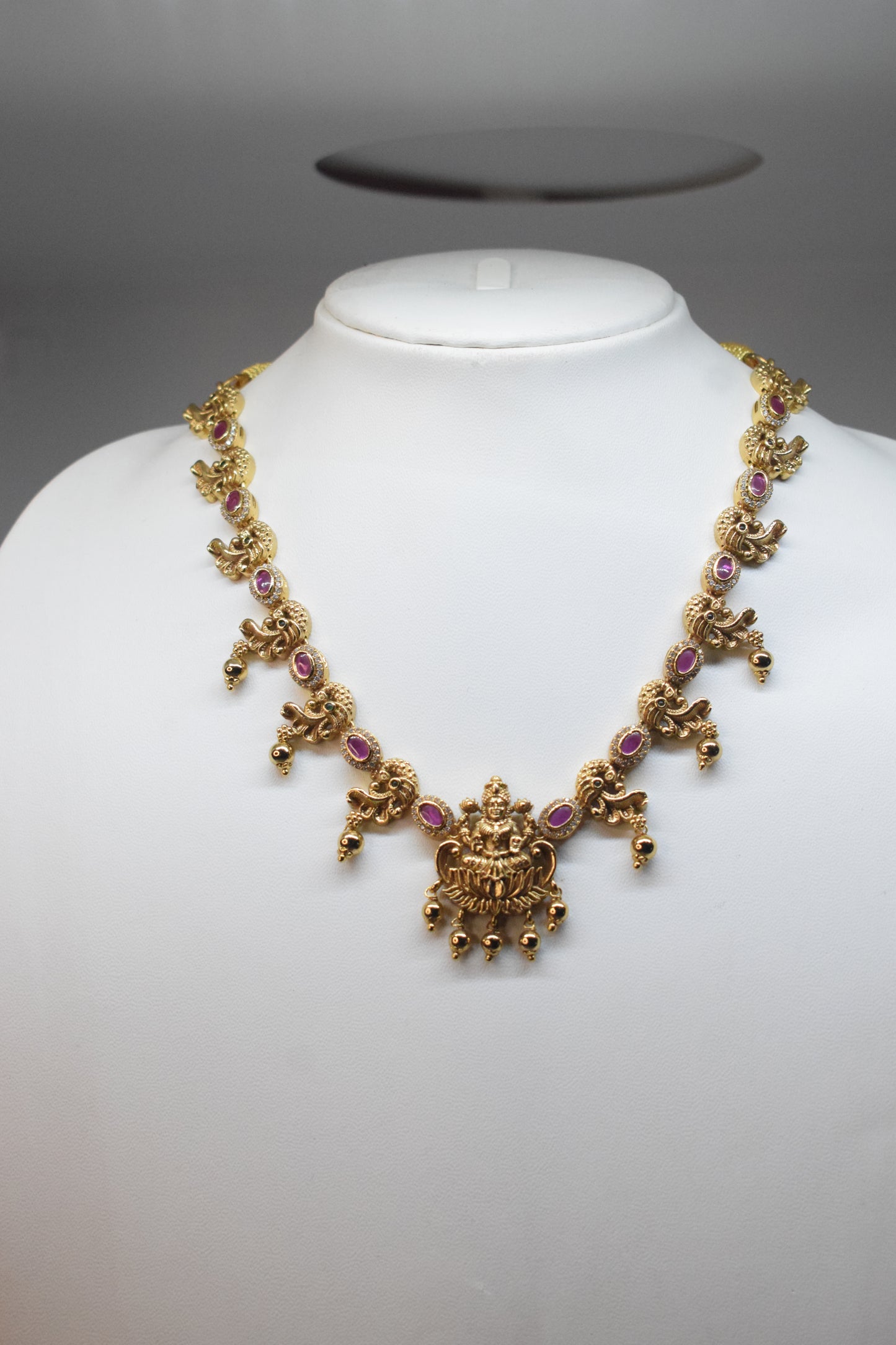 Short necklace with earrings