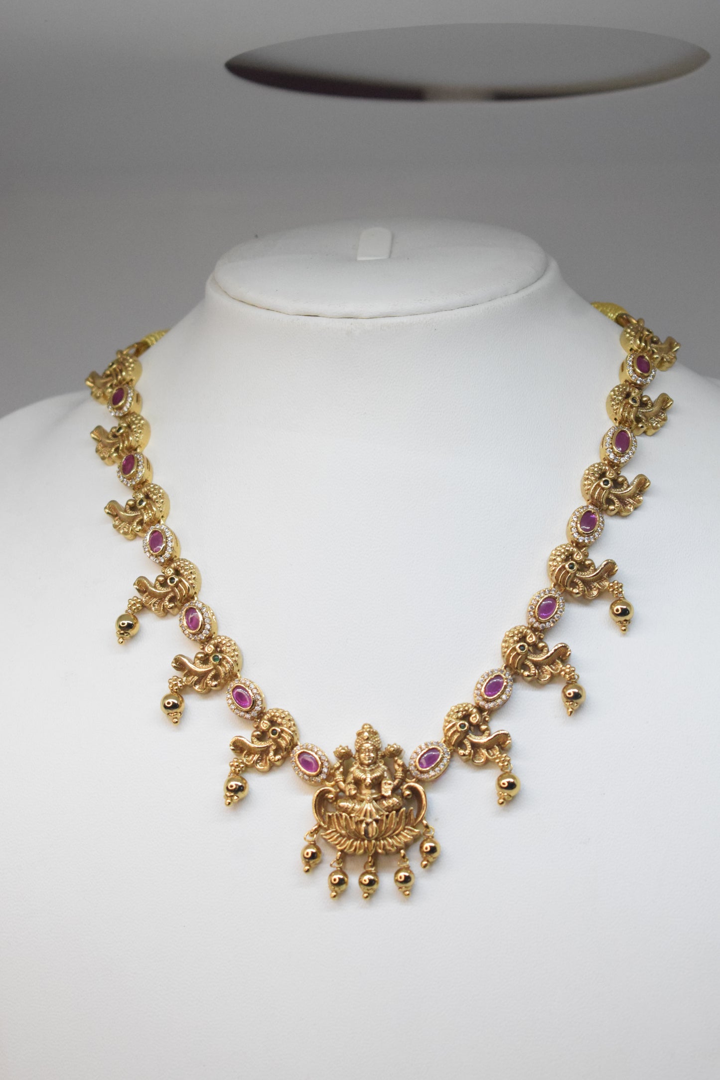 Short necklace with earrings