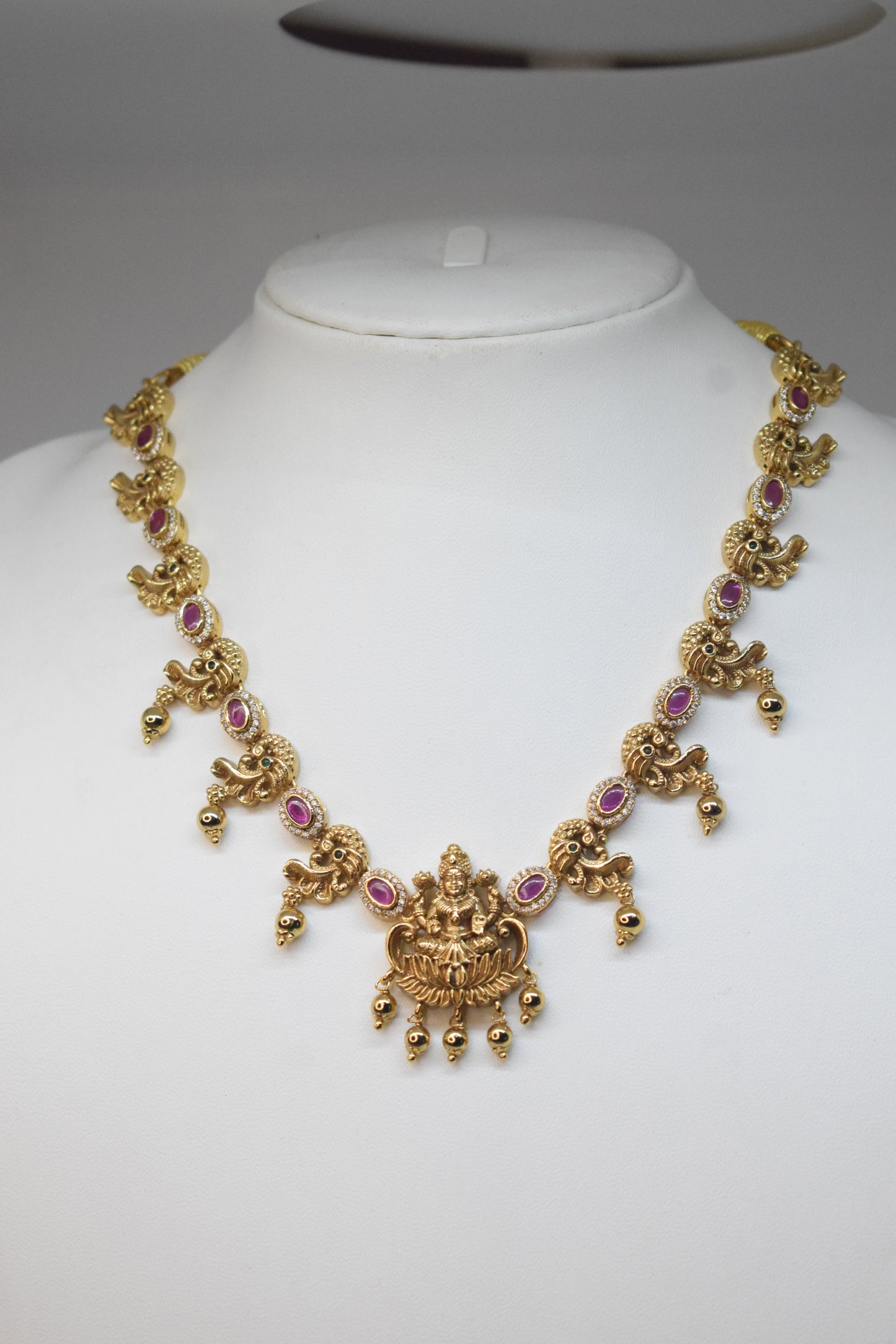 Short necklace with earrings