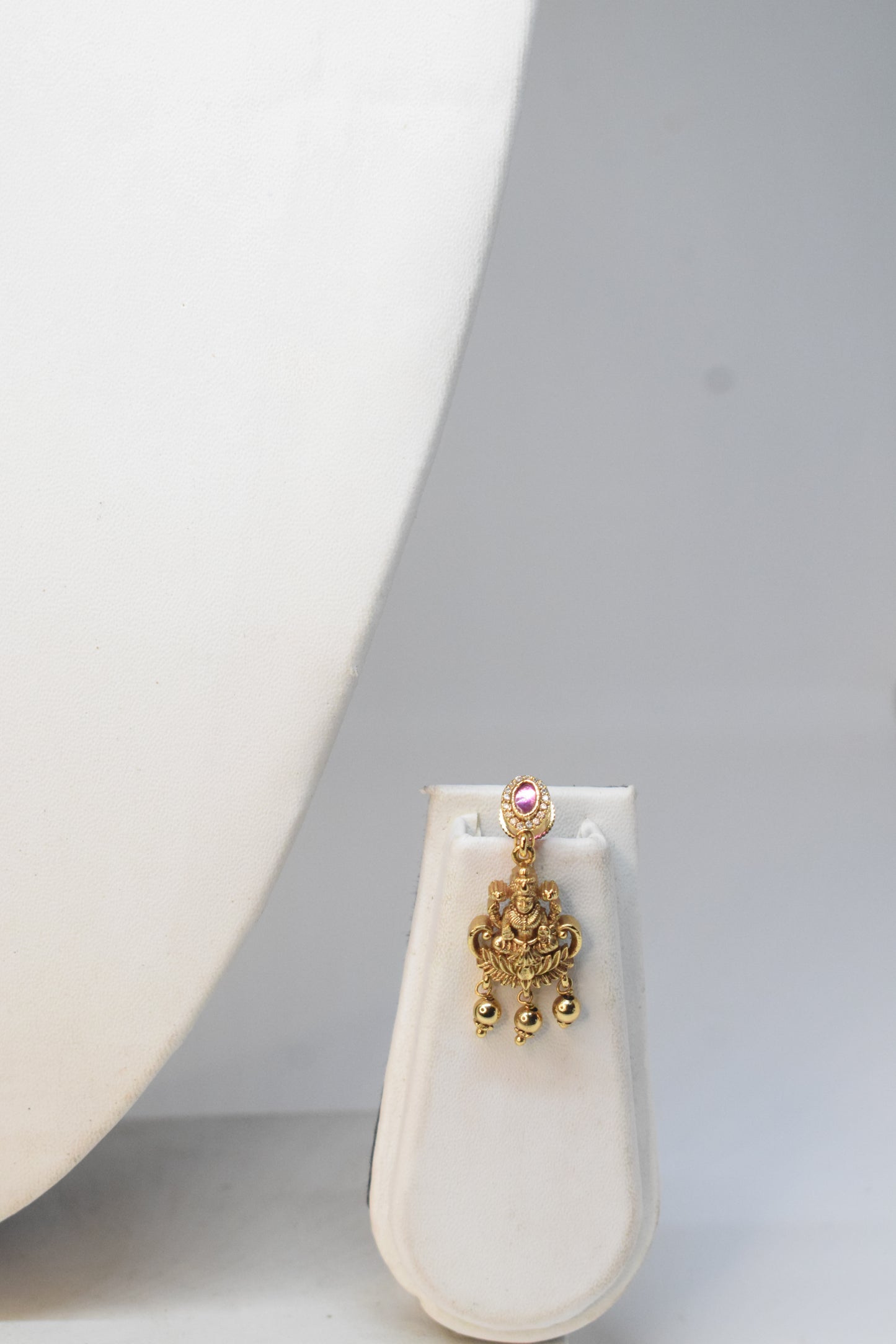 Short necklace with earrings