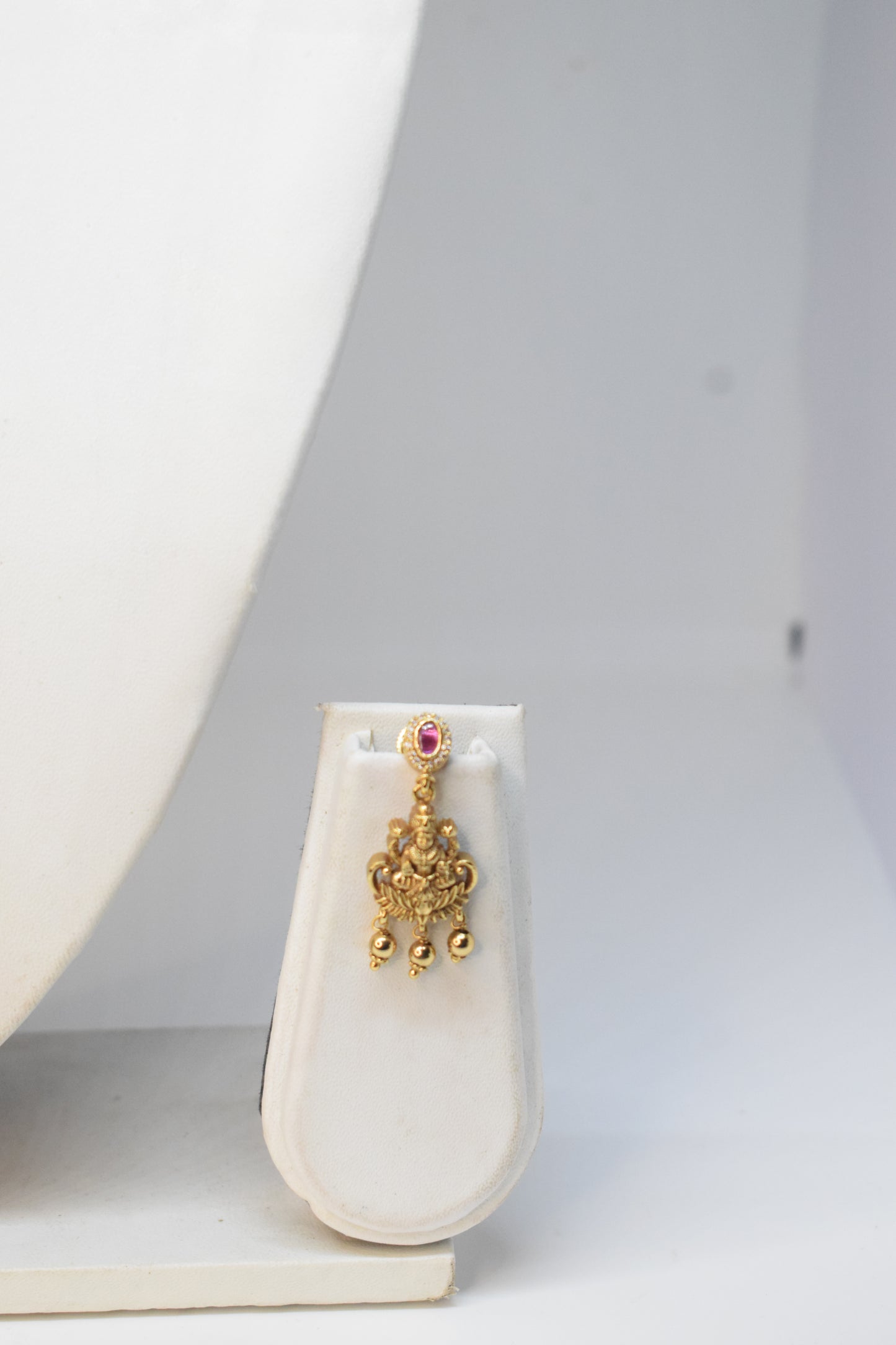 Short necklace with earrings