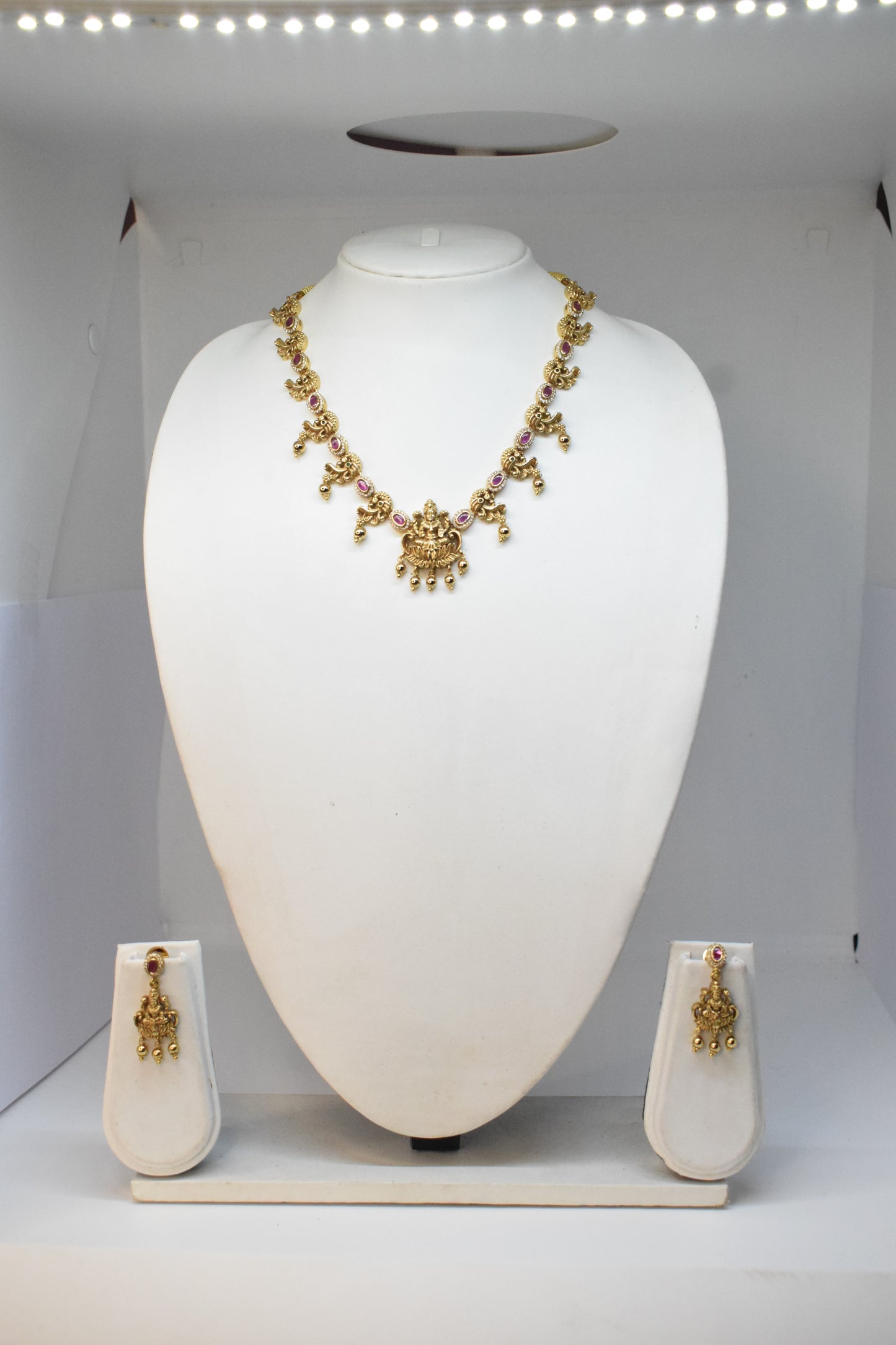 Short necklace with earrings