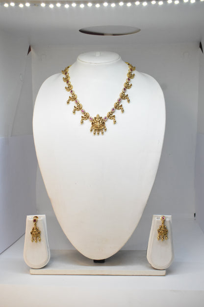Short necklace with earrings