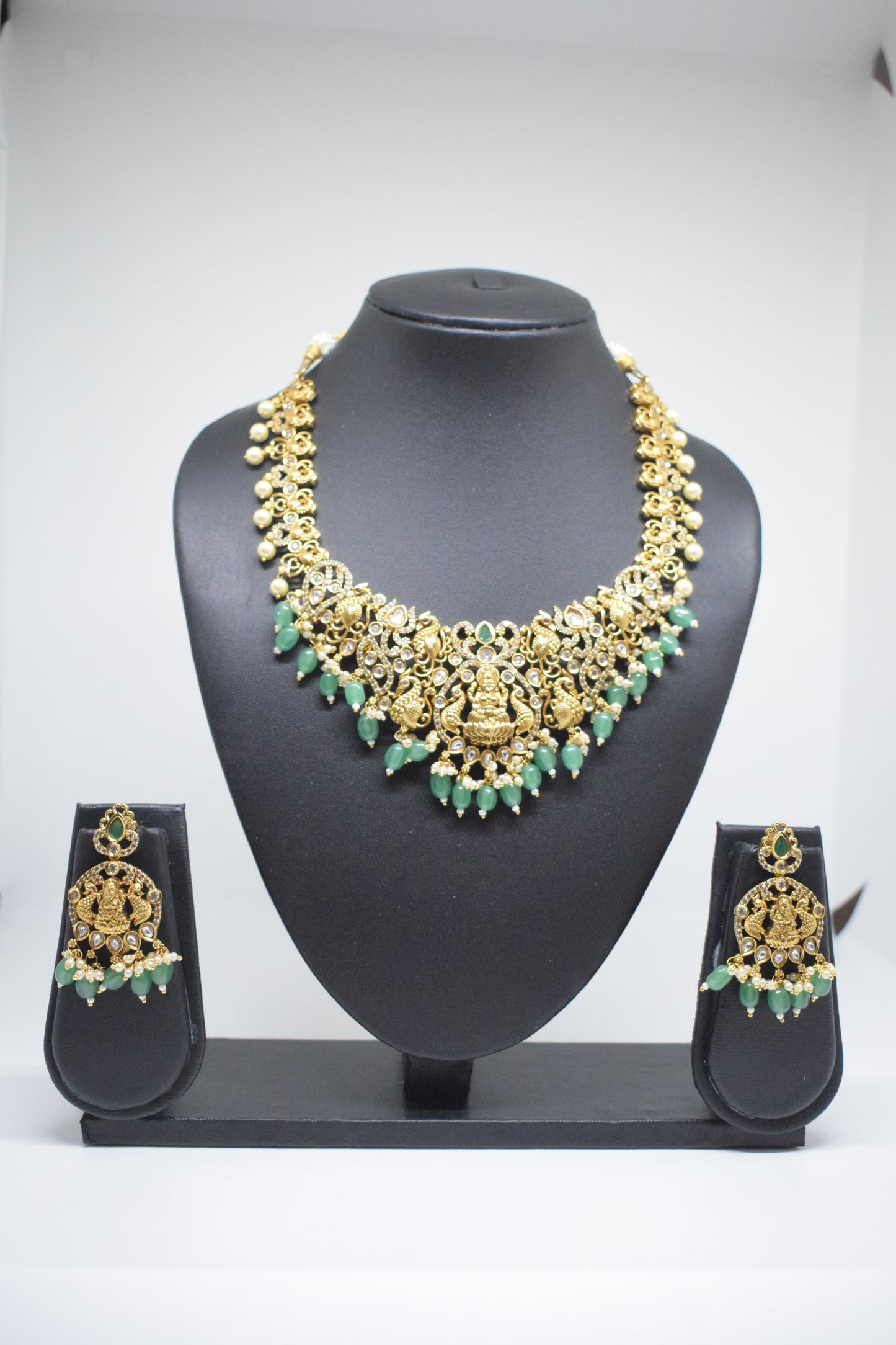 Short Necklace Set