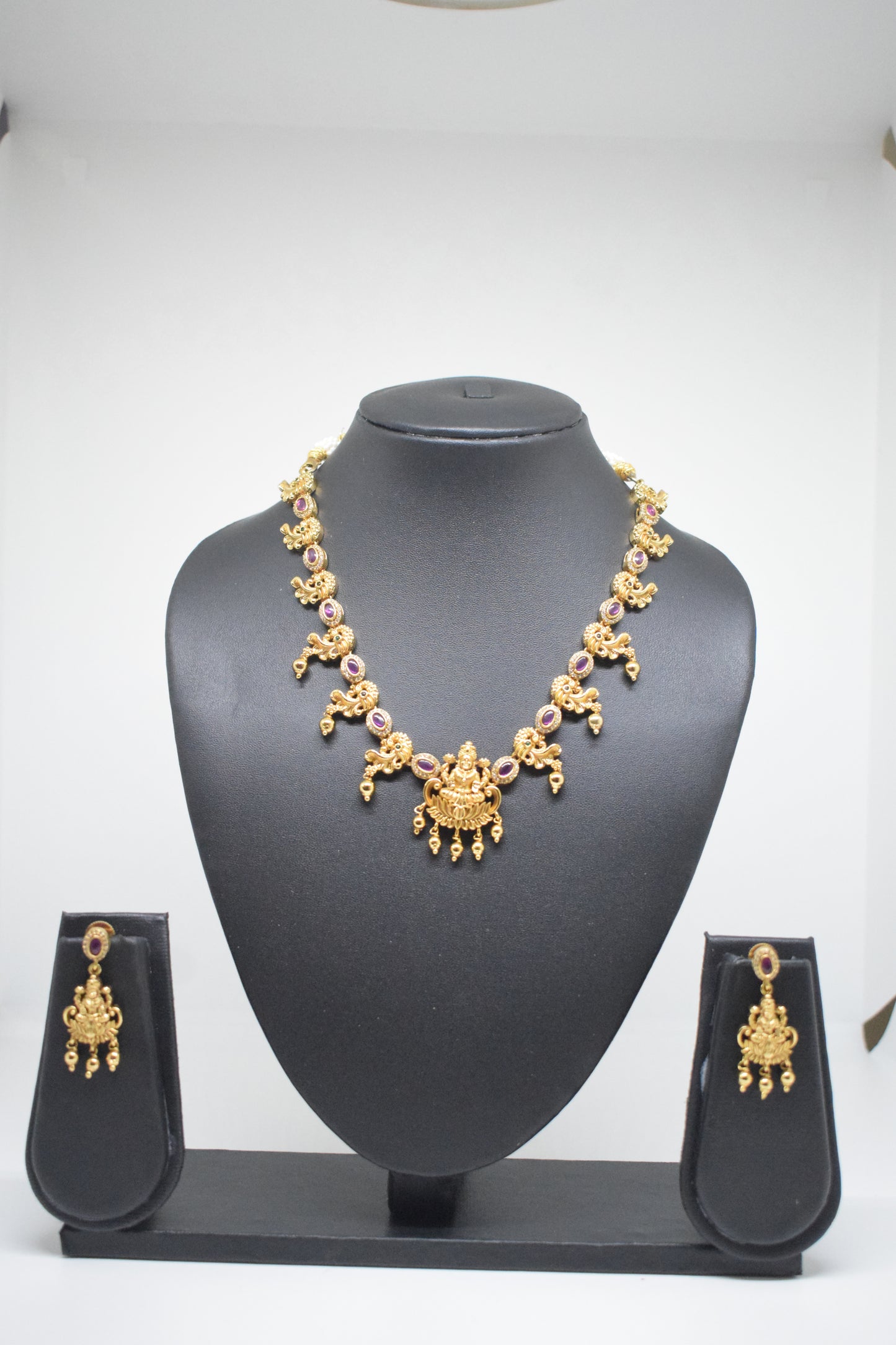 Short necklace with earrings