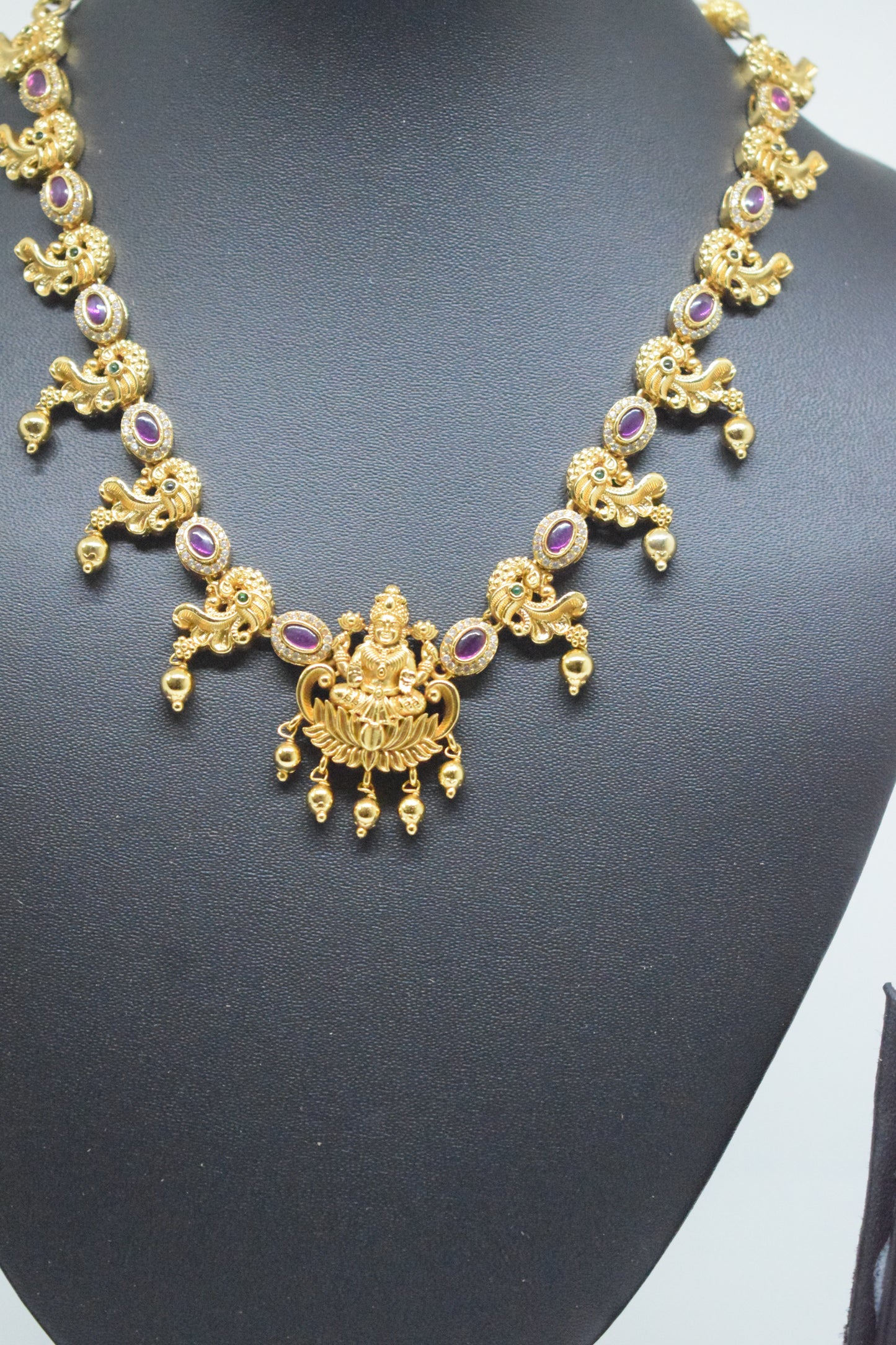 Short necklace with earrings