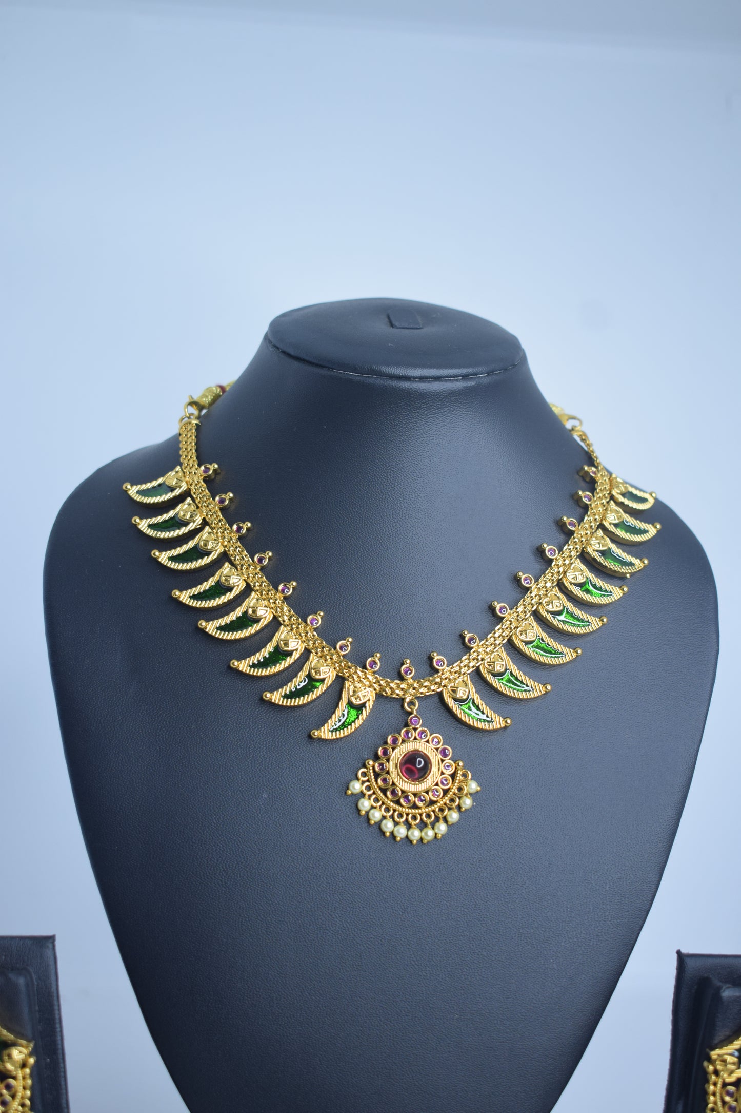 Leaf style short necklace