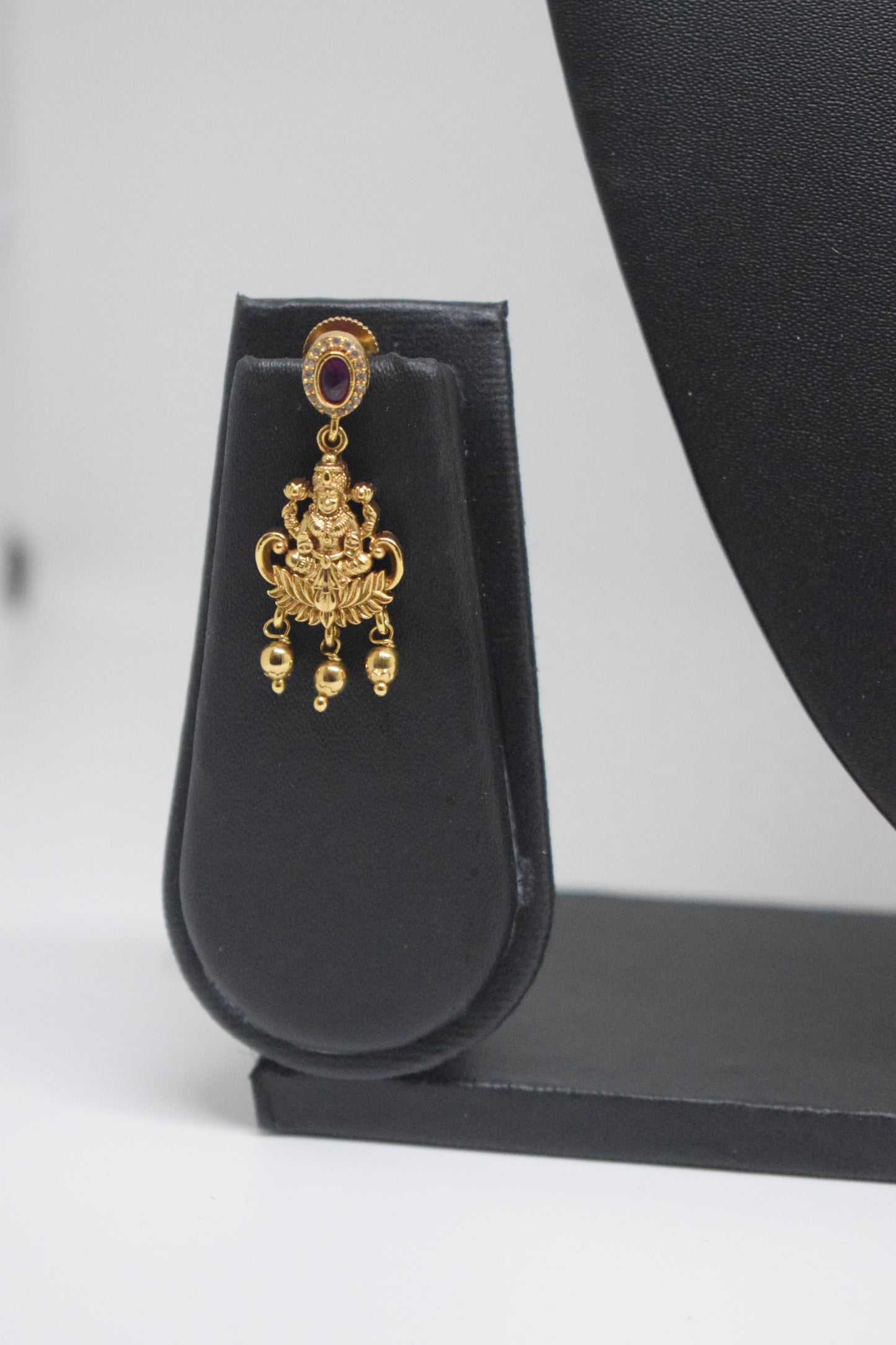 Short necklace with earrings