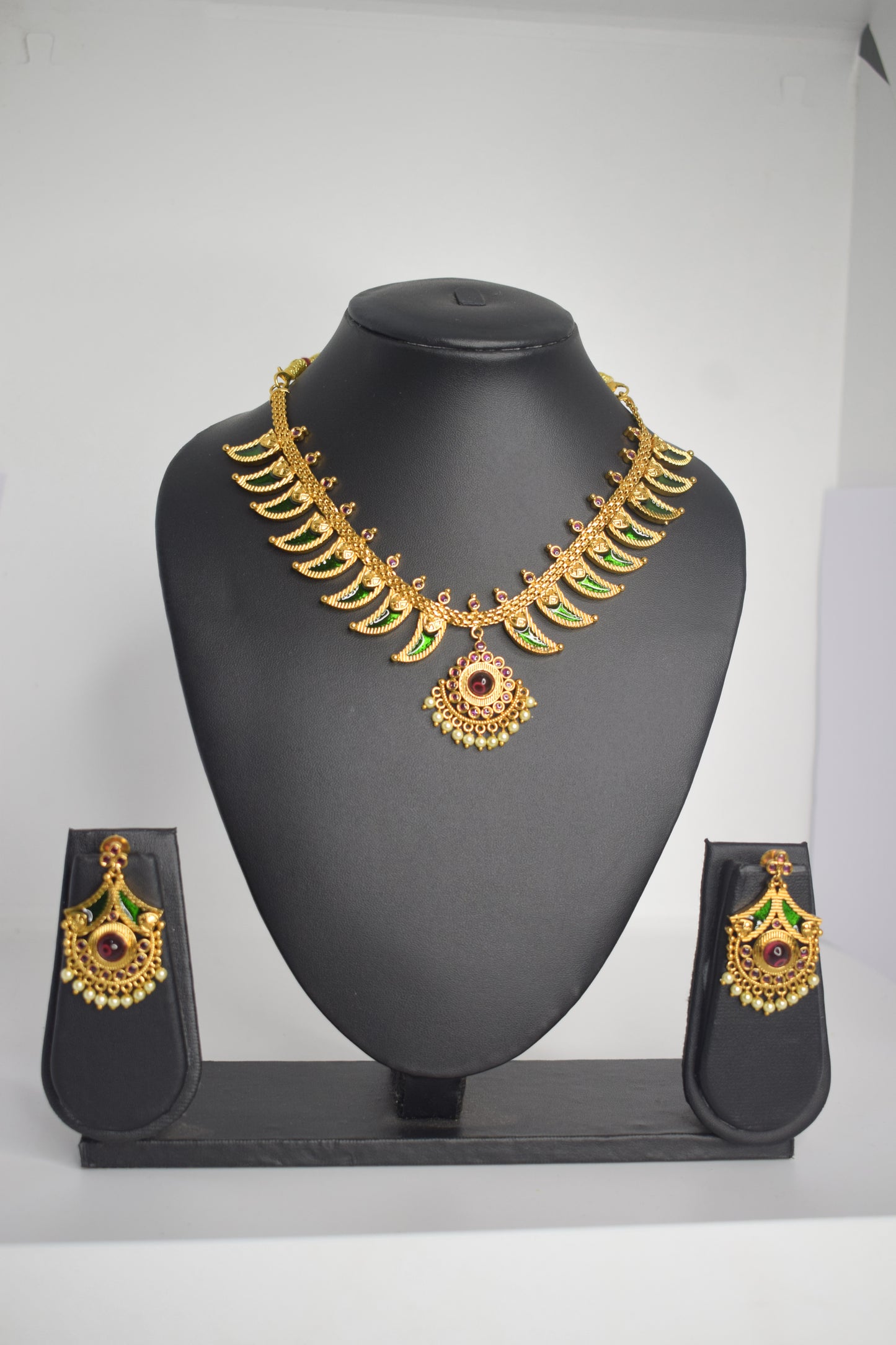 Leaf style short necklace