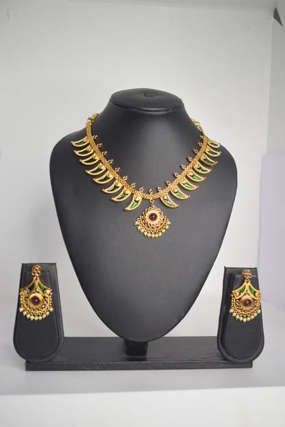 Leaf style short necklace