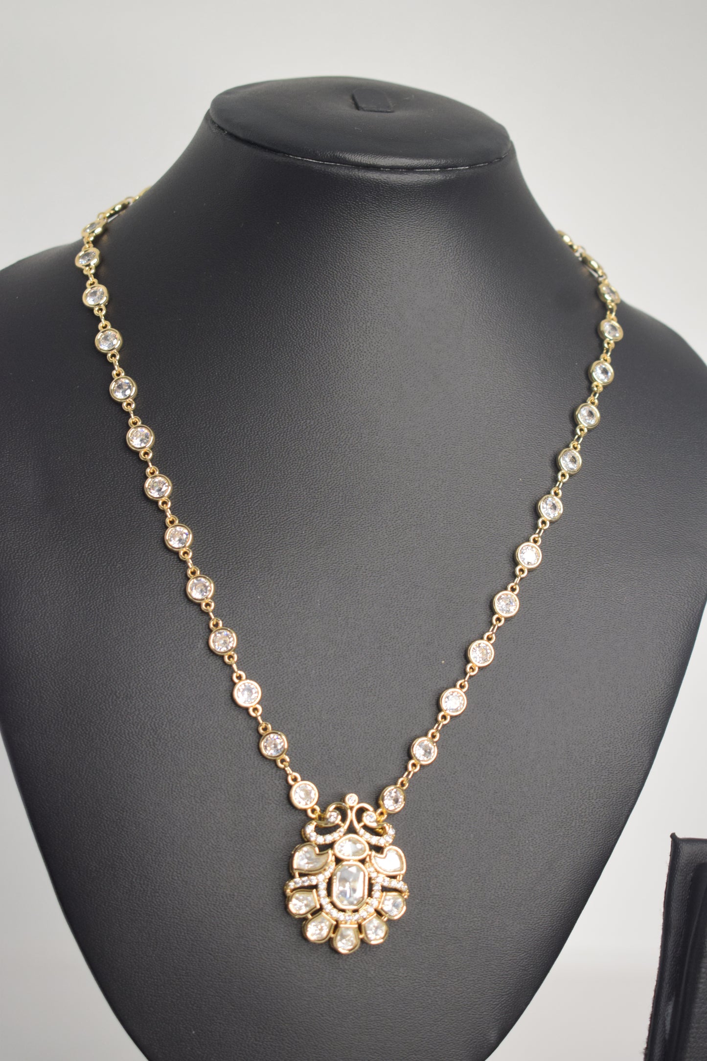 trendy white stones necklace
