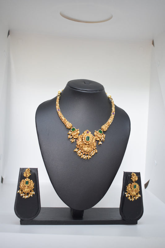 Kante with locket and earrings