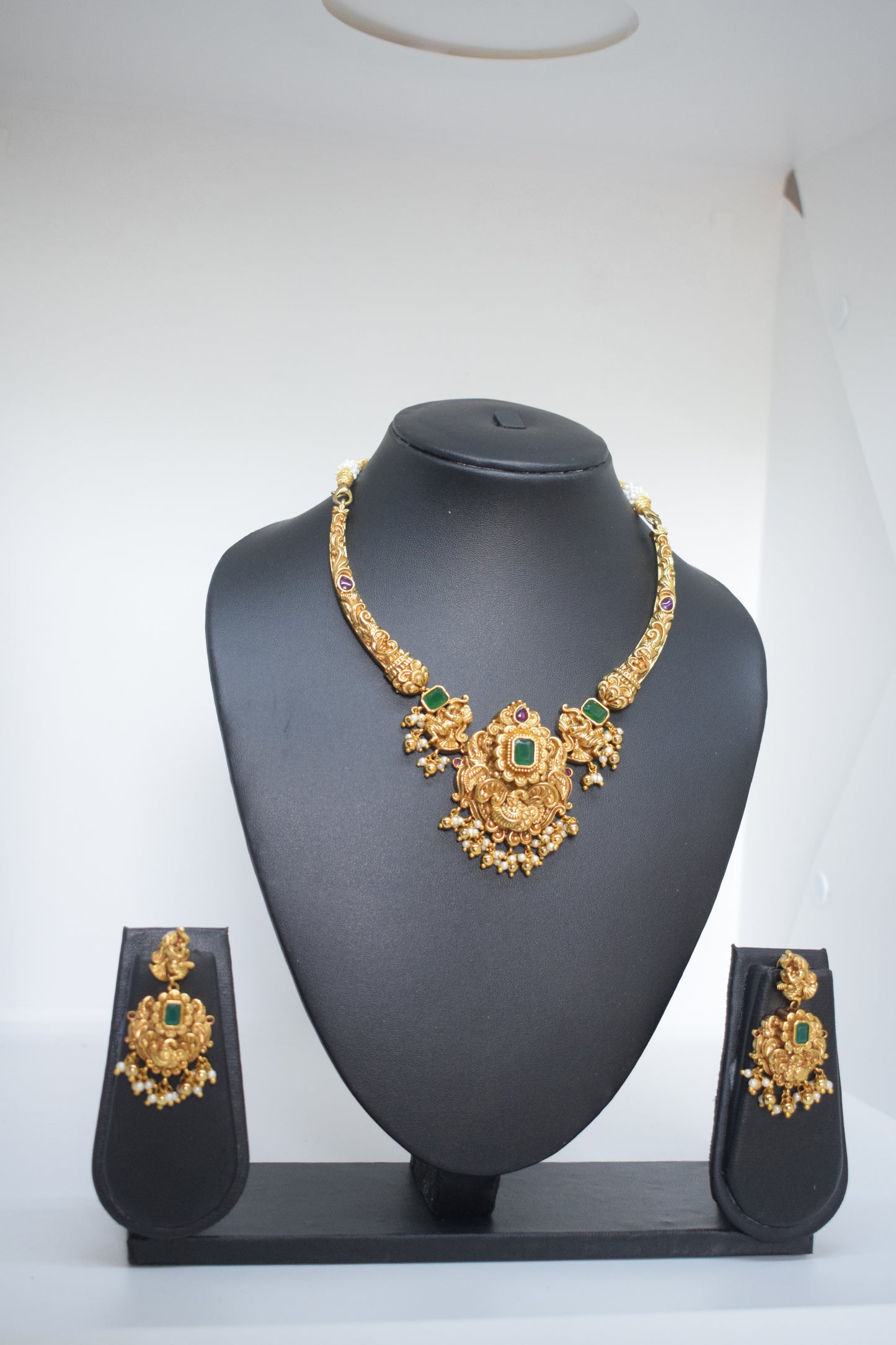 Kante with locket and earrings